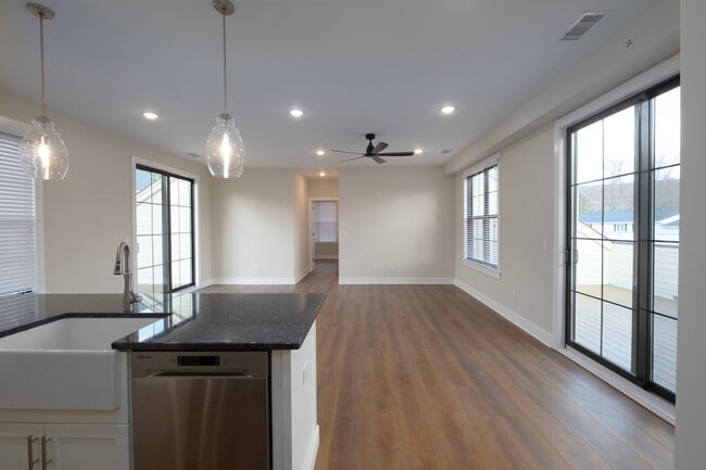 Building Photo - 1806 Route 9D Unit 3E