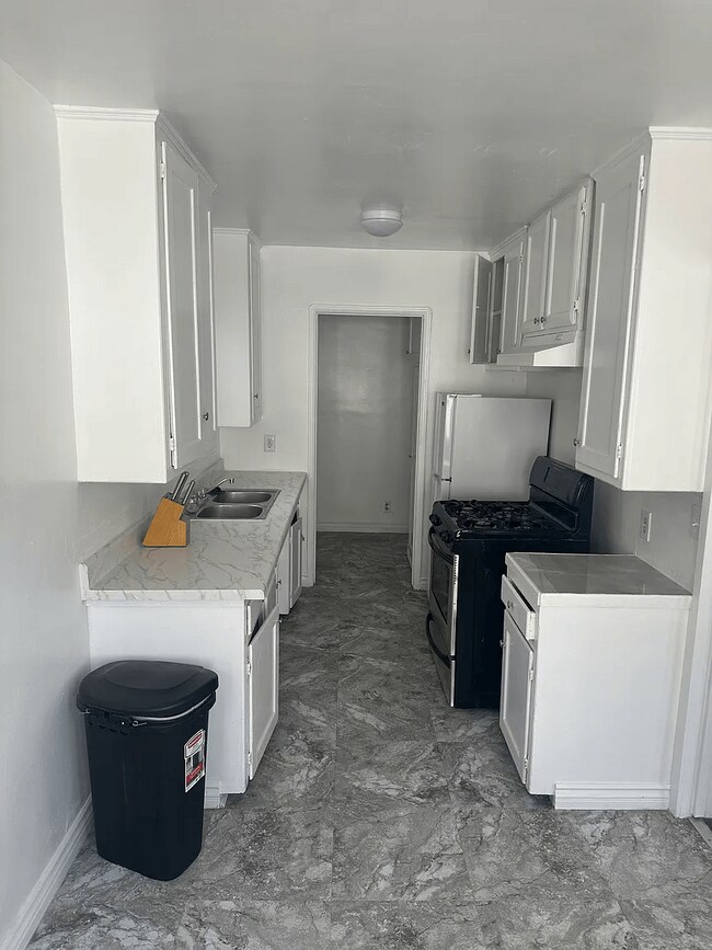 Kitchen - 6609 1/2 Brynhurst Ave Unit 6609