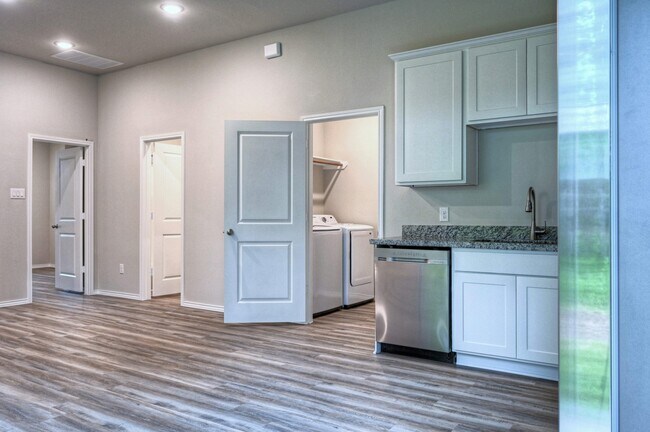 Photo - 12091 Canal St