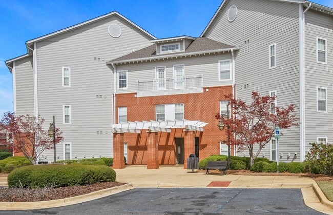 Building Photo - Capstone Quarters 2 BR/2 BA 2nd Floor Available Unit D242