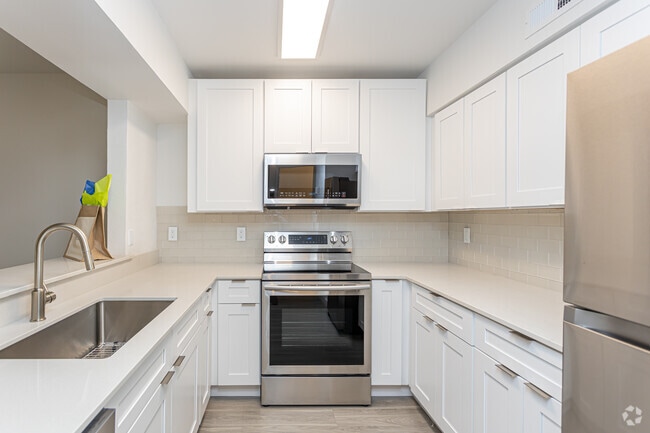 1BR, 1.5BA - 737SF