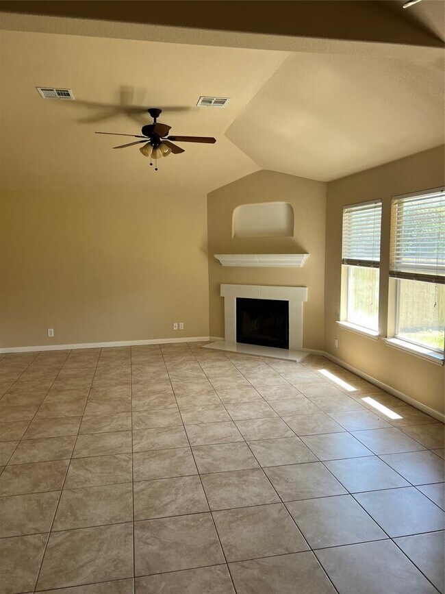 Photo - 129 Holmstrom St