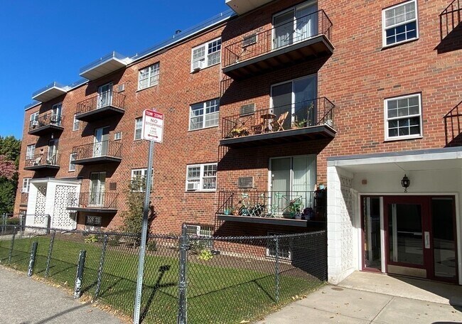 Building Photo - 8 Robinwood Ave Unit 6