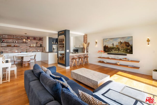 Building Photo - 8787 Shoreham Dr Unit 707