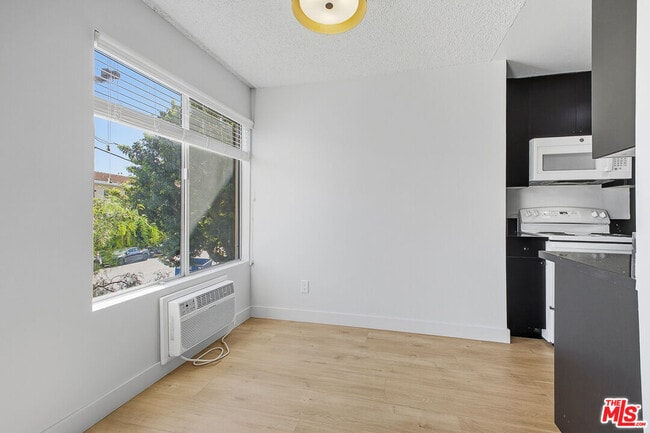 Photo - 1352 S Carmelina Ave Unit 203