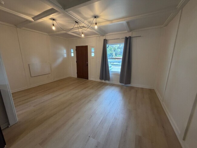 595-595 Highland Ave NE Unit 585  Highland Ave NE
