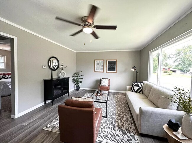 Living space - 1713 Kelton Ave