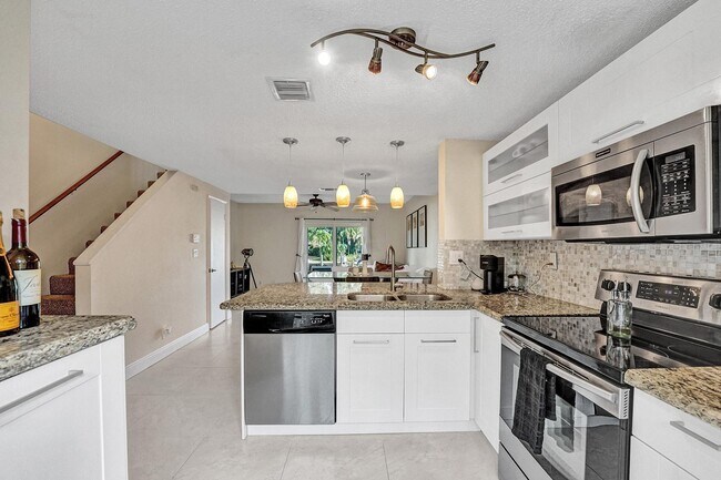 Photo - 2571 NE 15th St