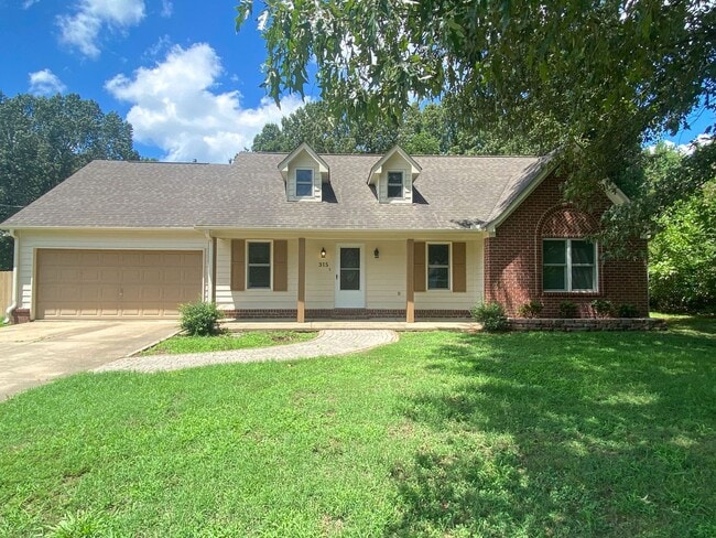 Building Photo - 4 bed, 2 bath spacious home on large lot i...