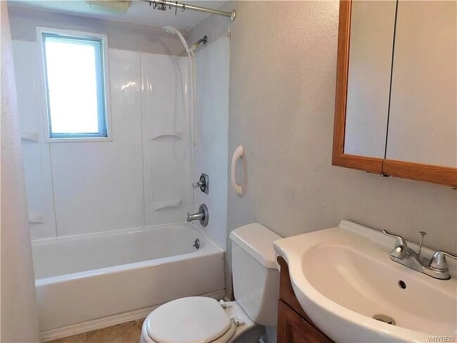 395 Davey St Unit Upper