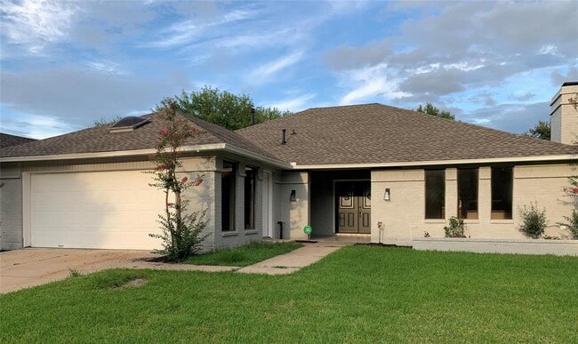 Photo - 610 Woodlake Cir House