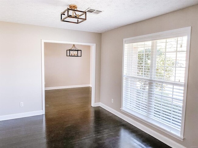 Photo - 122 Livingston Cir