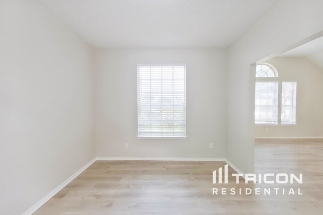 Photo - 589 Continental Dr