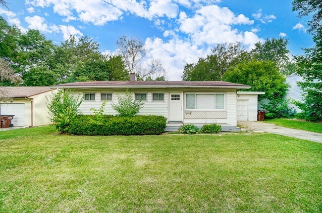 Building Photo - Three Bedroom Home in Dayton with Back Yard