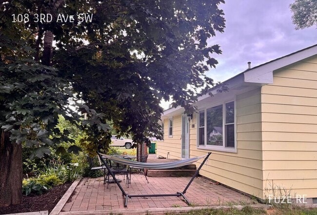Photo - 108 3rd Ave SW