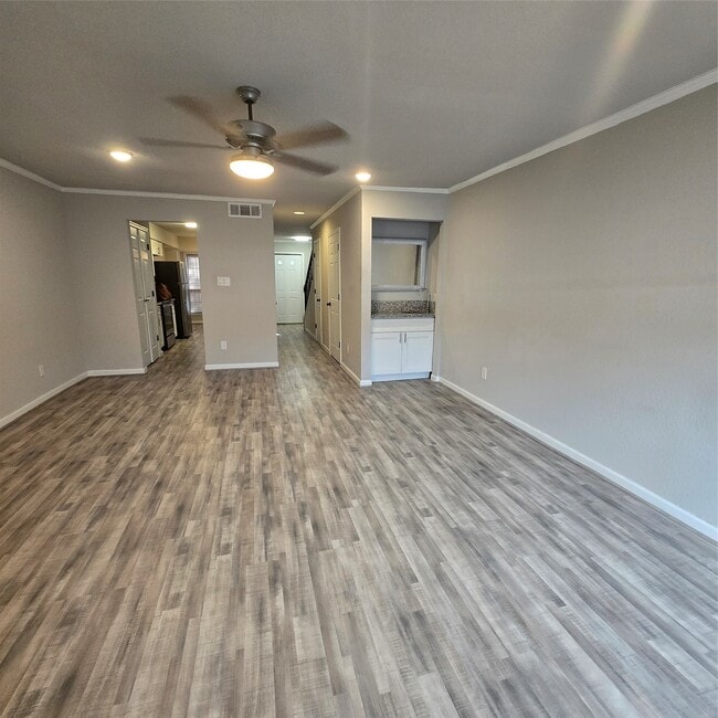 Photo - 8355 Nairn St