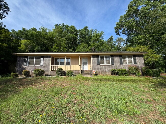 Building Photo - 4 bed & 3 full bath - Perfect for families and students