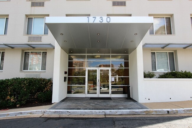 Building Photo - 1730 Arlington Blvd Unit 305