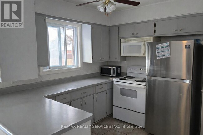 Photo - 1183 Farnsborough Crescent