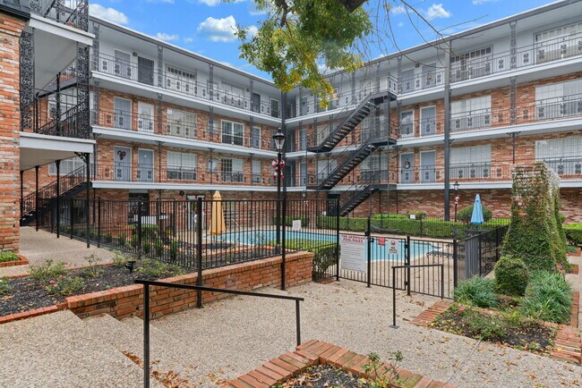 Chic 1-Bed Oasis with Pool & Walk-In Closets in Central San Antonio – $975/mo
