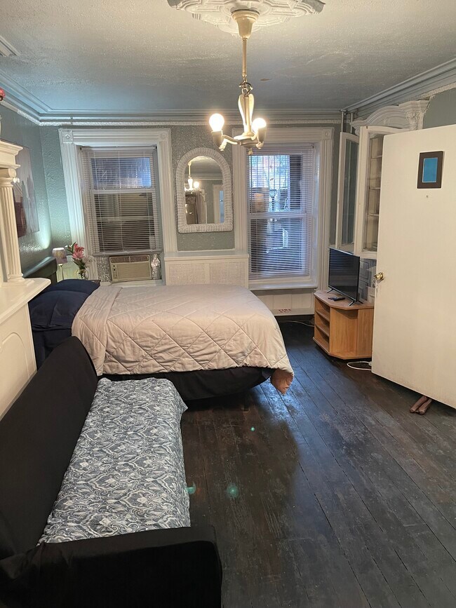 Large bedroom - 545 Halsey St Apartment