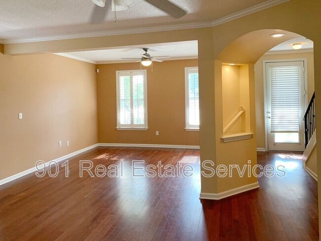 Photo - 1302 Island Pl E