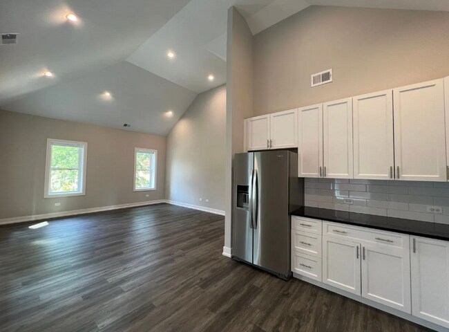 Building Photo - 4851 N Claremont Ave Unit 205