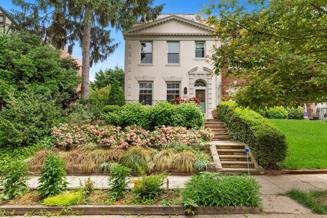Photo - Available Now! 4 Bedroom  3.5  Bathroom To...