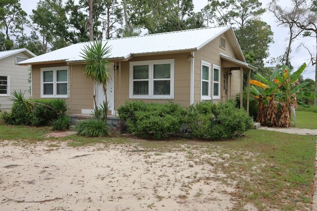 Building Photo - 1705 Clover Dr