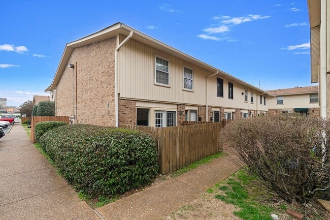 Building Photo - 2116 Hobbs Rd Unit C2