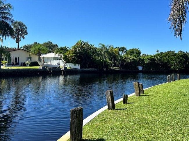 Building Photo - 3004 NE 5th Terrace Unit 201C