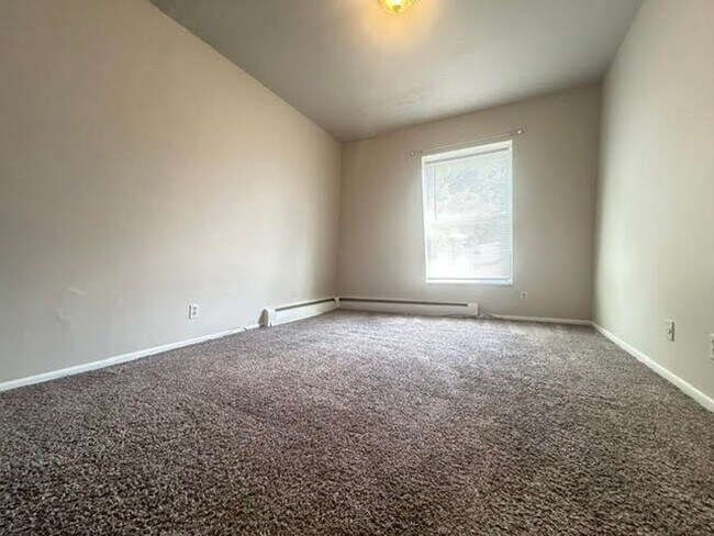 Photo - Spacious 1–3 Bedroom Apartments in South Louisville | Cedar Chase Unidad 206