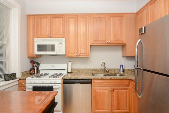 Photo - 1722 W Fletcher St Unit J06P