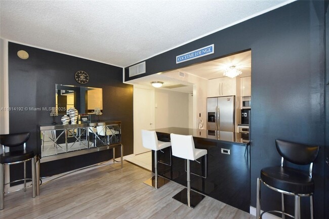 Photo - 2301 Collins Ave Unidad 414 Rental