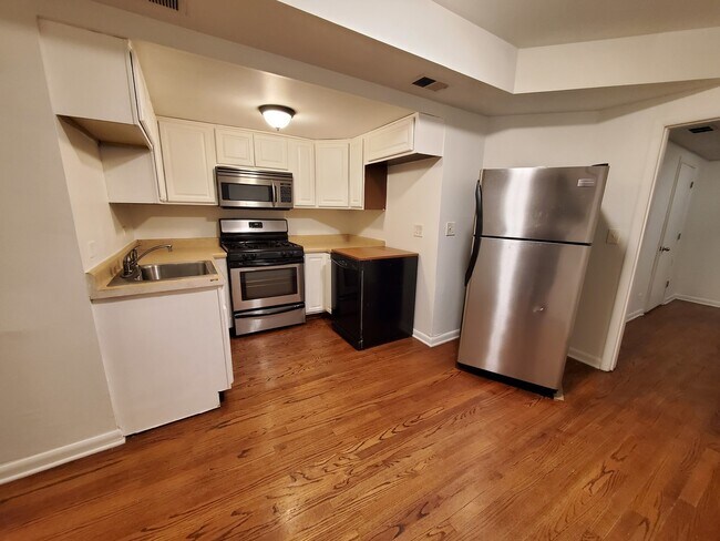 Photo - 665 W Roscoe St