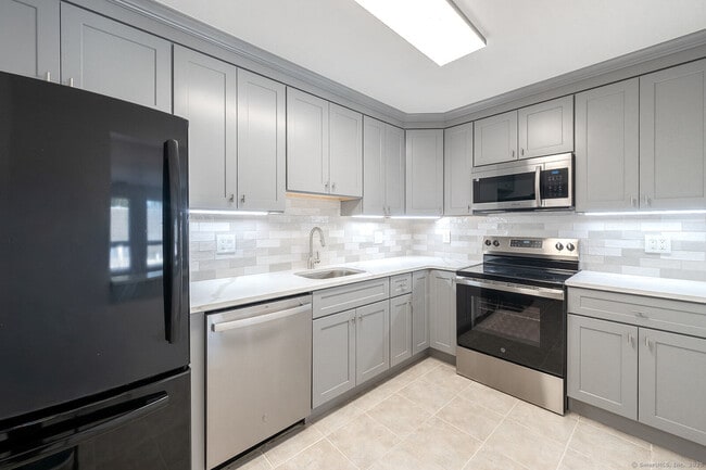 Building Photo - 664 Main Ave Unit APT 302