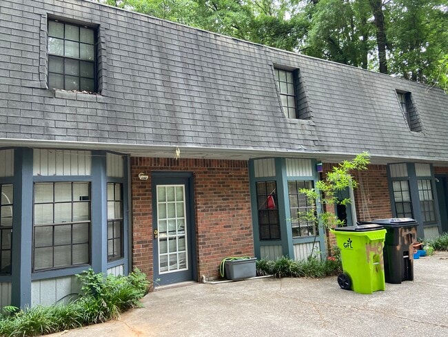 140 Hunters Ln