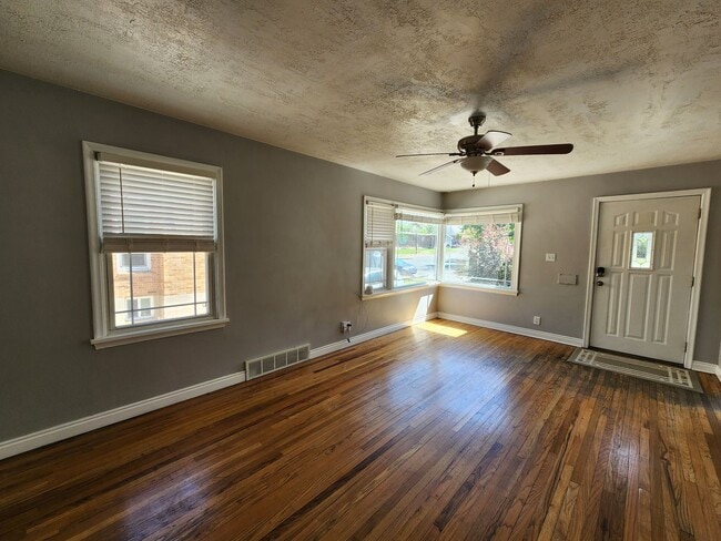 Photo - A Rental Home With MAD Curb Appeal!? YUP! 4 bd 2 bath Sugarhouse