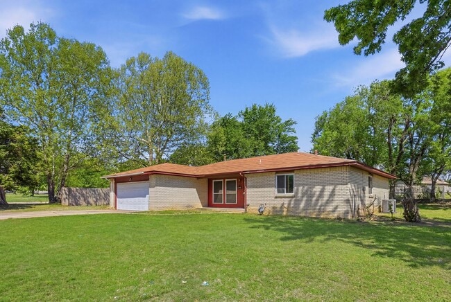 Photo - 3 Bed / 2 Bath / Near Tulsa Arts District