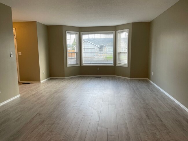 Photo - Spacious 5 Bedroom Home! Granite Counters!...