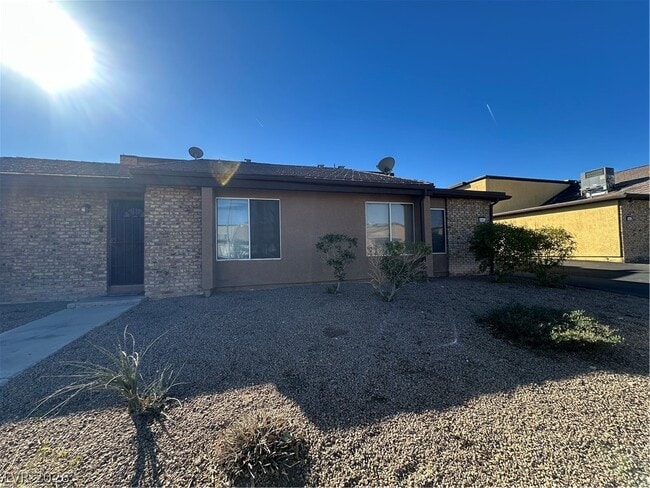 Building Photo - 1467 Hialeah Dr Unit D