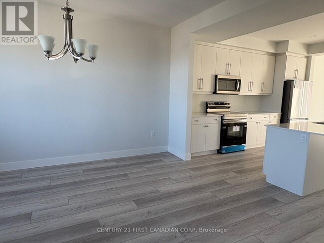 Photo - 925 Deveron Crescent