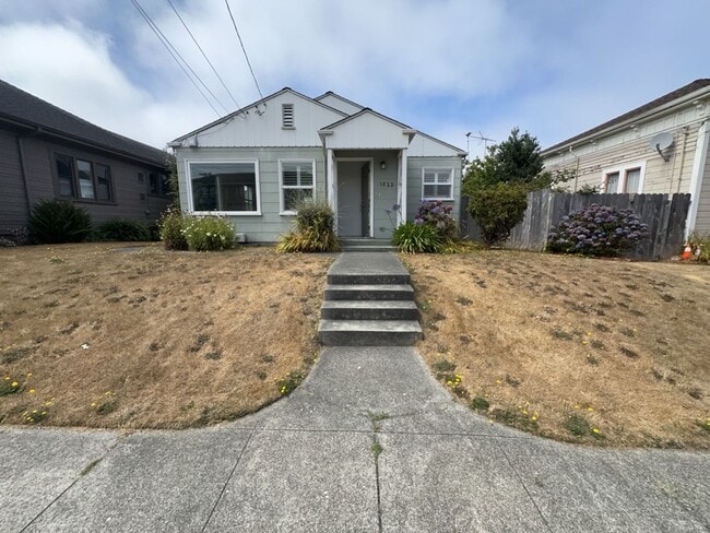 Building Photo - Pet-friendly Home Located in Eureka!
