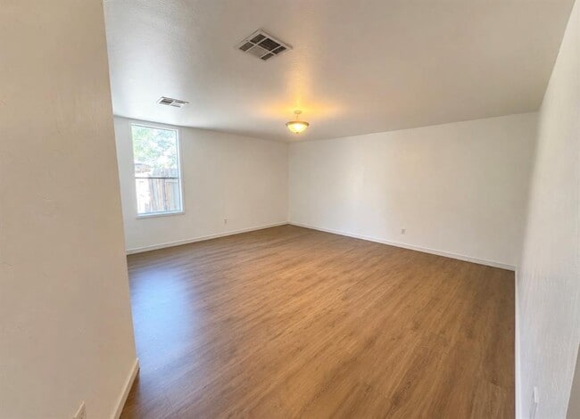 Photo - 705 Garden Villa Cir