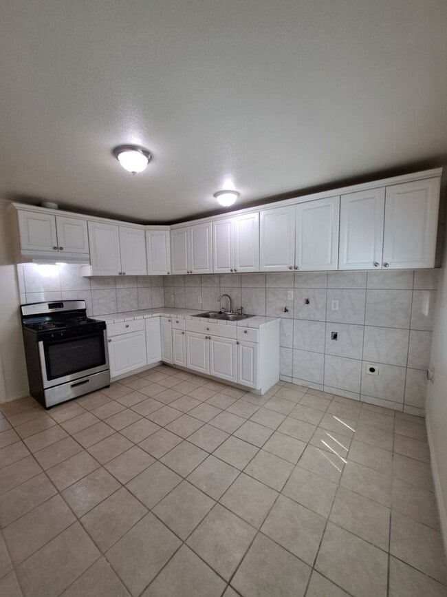 Building Photo - 2221 S Poppy Ave Unit 101