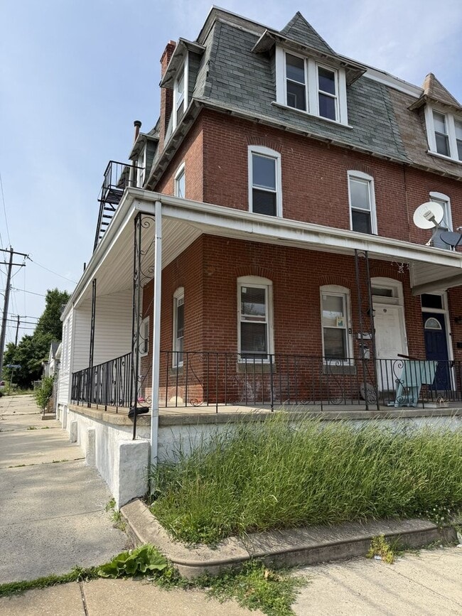 Building Photo - 336 W 8th St Unit Apt. D