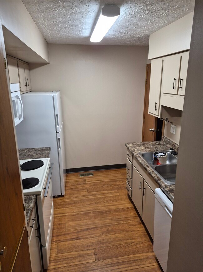 Photo - 466 Heritage Cir