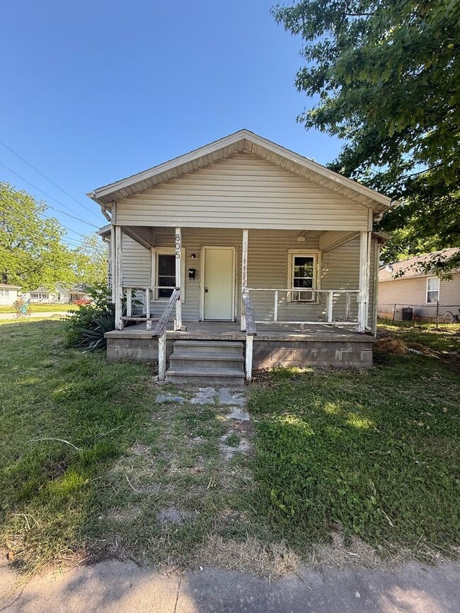 Building Photo - Spacious 2 bedroom 1 bathroom duplex Available NOW!!!