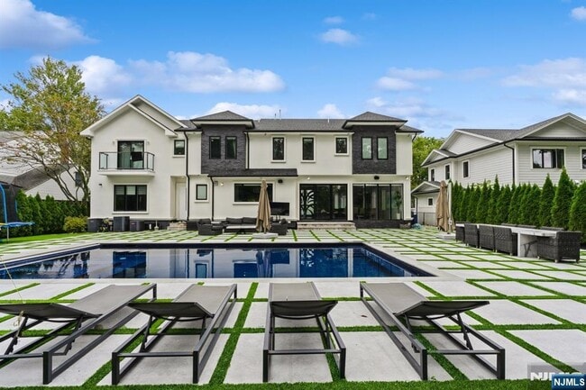 Building Photo - 44 Floral Terrace