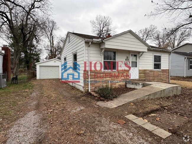 Building Photo - Two Bedroom House | Detached Garage